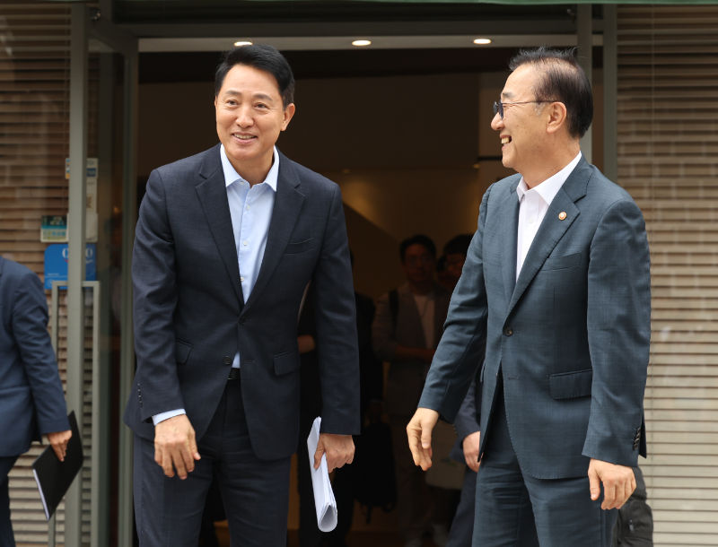 김윤덕(오른쪽) 국토교통부 장관과 오세훈 서울시장이 지난 20일 오전 서울 중구 달개비에서 주택공급 관련 회동을 끝내고 헤어지고 있다./뉴시스