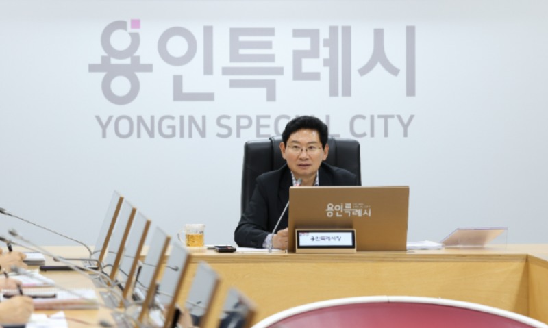 이상일 용인특례시장이 25일 ‘민선 9기 공약사업 추진보고회’에 참석, 부서별 주요 공약의 실현 가능성과 추진 여건을 점검했다. /용인시
