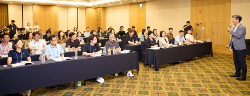 2026년 제1차 정례회 대비 의정연수에서 김용석 박사가 의정역량 강화 특강을 진행하고 있다./용인시의회