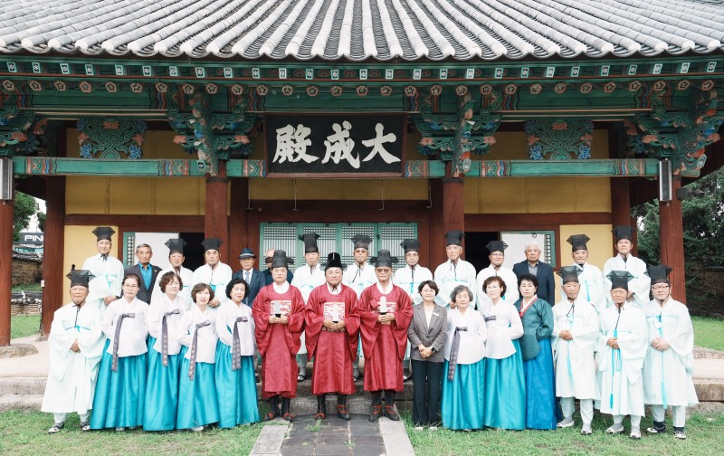 민선 9기 출범 알리는 광주향교·숭렬전 ‘고유례’ 봉행식 참석자들의 기념촬영 모습. /광주시