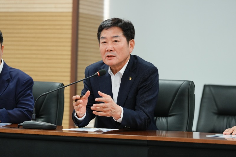 조용호 오산시장이 25일 김용석 대도시권광역교통위원장에게 광역버스 증차·세교3 광역교통개선 대책 비율 상향을 건의했다. /오산시