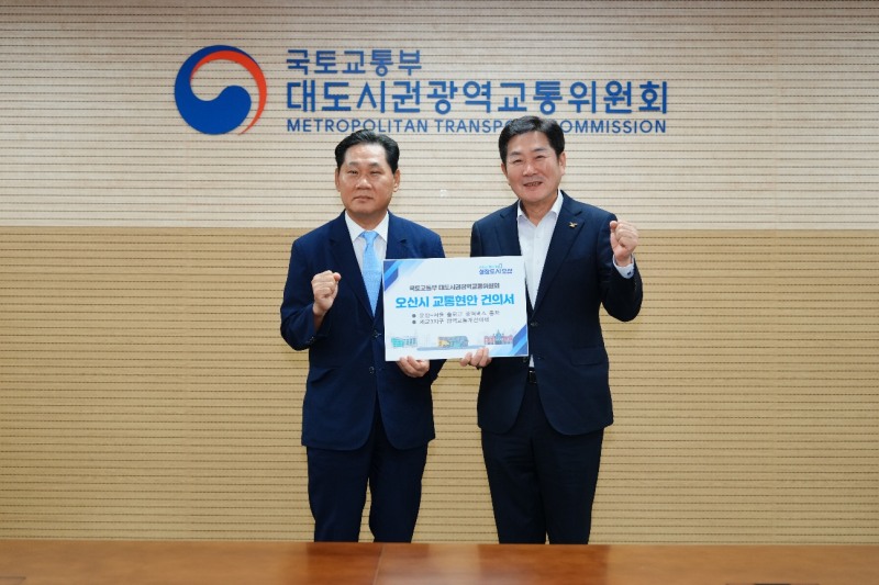 조용호 오산시장(우)과 김용석 대광위원장(좌)이 함께 하고있다. /오산시