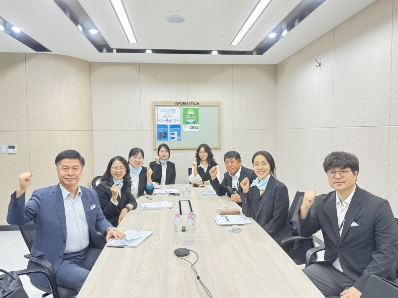 제18회 세계도로협회(PIARC) 동계도로대회 유치희망도시 선정 평가 발표에 앞서 선은임 수원시 안전교통국장(왼쪽 2번째)과 수원시 관계자들이 함께하고 있다./수원시