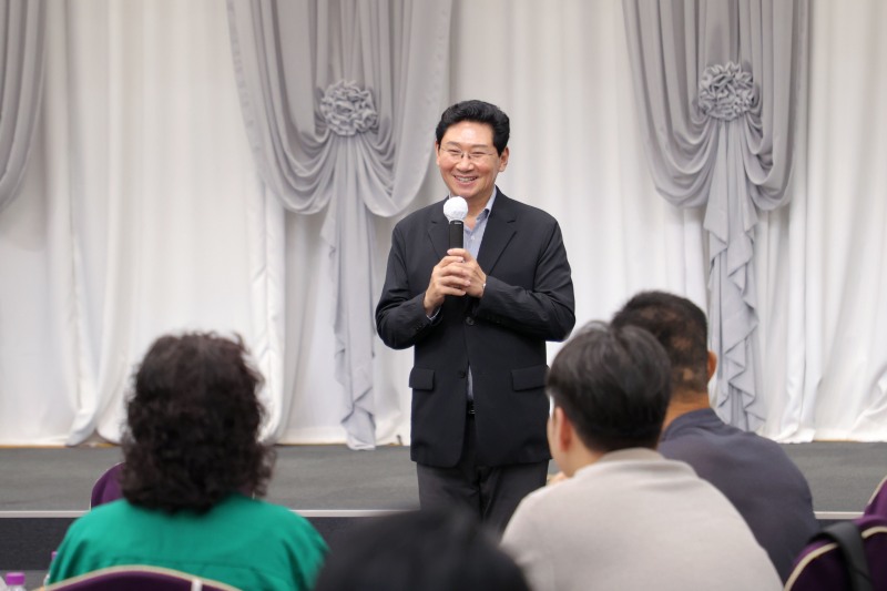이상일 용인특례시장이 25일 ‘주민참여예산위원회 총회’에 참석, 인사말을 하고있다. /용인시