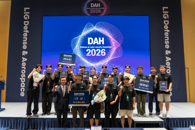 DAH 2026 대상을 수상한 이지스 프로토콜(Aegis Protocol)팀과 최우수상의 필승 Yes I Can팀, 우수상의 사이버인민군팀, 장려상의 에이아이 깎던 육군팀이 지난 21일 잠실 롯데월드타워 SKY31 컨벤션에서 열린 본선 경연 및 시상식 후 신익현 LIG D&A 대표이사(앞줄 왼쪽)와 함께 기념촬영을 하고 있다. 서잔= LIG D&A