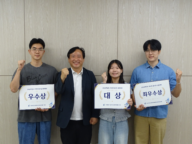 가천대학교 대학일자리플러스센터가 지난 24일 AI도서관에서 ‘2026학년도 커리어 빌드업 경진대회’ 시상식을 개최하고, 우수 경력개발로드맵을 제출한 학생들에게 상장과 상금을 수여한 뒤 기념촬영을 하고 있다. (사진제공=가천대)