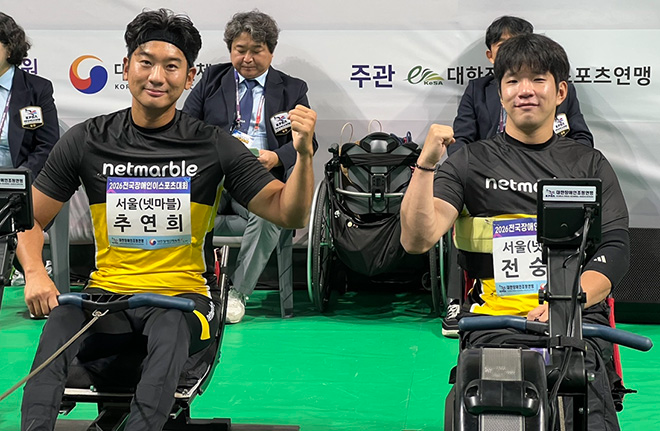 '2026 전국장애인이스포츠대회'에서 메달을 획득한 넷마블조정선수단 추연희 선수(왼쪽)와 전숭보 선수가 기념촬영을 하고 있다. 사진 제공: 넷마블