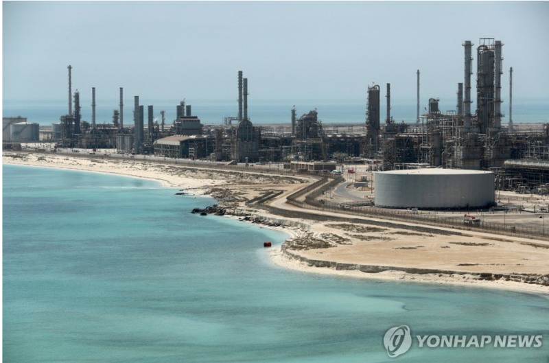 사우디 국영석유회사 아람코가 9월 아시아향 아랍경질류 공식판매가격을 오만 두바이산 대비 배럴당 2달러 추가 인하한 것으로 나타났다. 사진=로이터통신, 연합뉴스