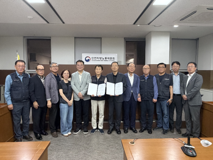 인천 시내버스 노사 협상단 기념촬영 모습. /인천시