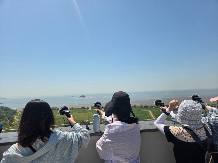 매향리의 자연과 일상의 소리에 귀 기울이는 소리 산책 프로그램. /화성시