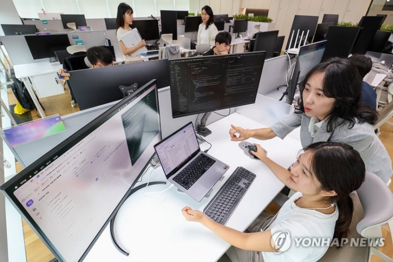 KT 직원들이 AI 기반 업무 혁신 체계인 AID-X를 기반으로 IT 개발·운영 업무를 수행하는 모습.