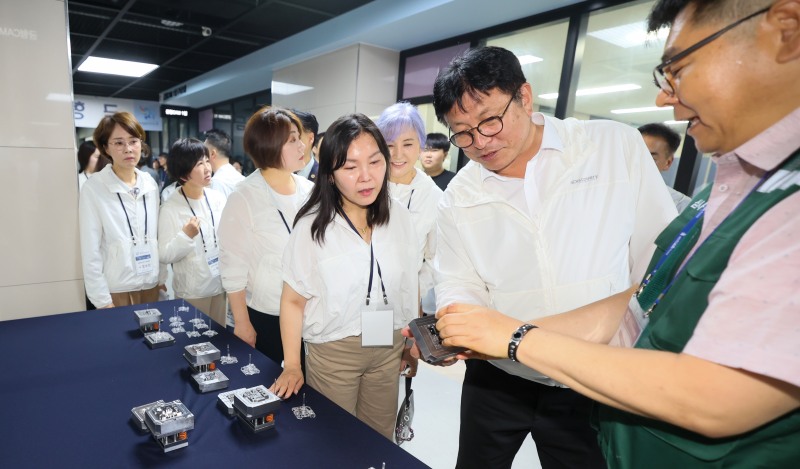 도성훈 인천시교육감이 25일 ‘2026년 인천광역시 제61회 전국기능경기대회’ 제1경기장인 인천기계공업고등학교를 방문해 경기를 참관하고 선수들을 격려했다. /인천시교육청