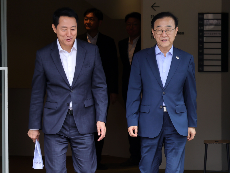 김윤덕(오른쪽) 국토교통부 장관과 오세훈 서울시장이 26일 오전 서울 중구 달개비에서 주택공급 관련 2차 회동을 마친 뒤 나오고 있다./뉴시스