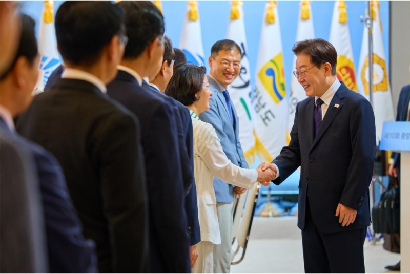 26일 오후 청와대 본관에서 열린 제10회 중앙지방협력회의에서 추미애 경기도지사가 이재명 대통령과 악수를 하고 있다./경기도