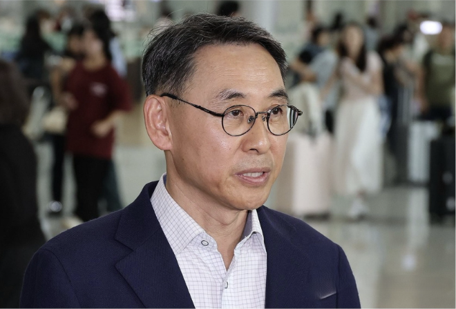 정연인 두산에너빌리티 대표이사가 27일 인천국제공항에서 네팔로 출국하기에 앞서 취재진 질문에 답하고 있다. 사진= 연합뉴스