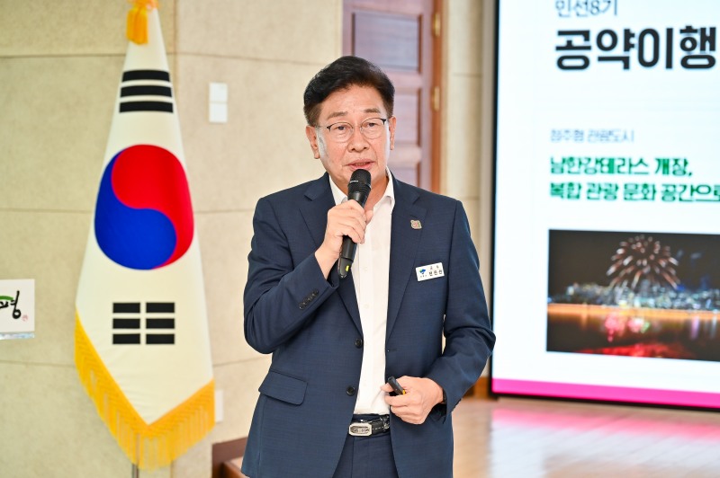 전진선 군수는 민선8기 주요 성과를 설명하고 민선9기 핵심 발전전략으로 남한강과 청정자연을 활용한 환경교육과 생태관광 활성화를 제시했다. /양평군