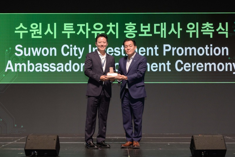 이재준 수원특례시장(우측)과 앤드류 킴 ㈜레이저발테크놀러지 대표(좌측)이 함께 기념사진을 촬영하고 있다./수원시