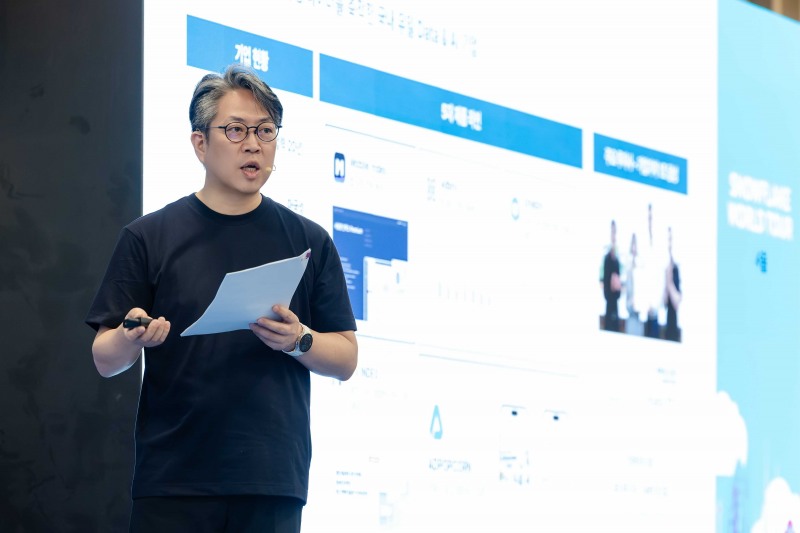 스노우플레이크 월드투어 서울 2026에서 발표 중인 아이지에이웍스 심준혁 CBO