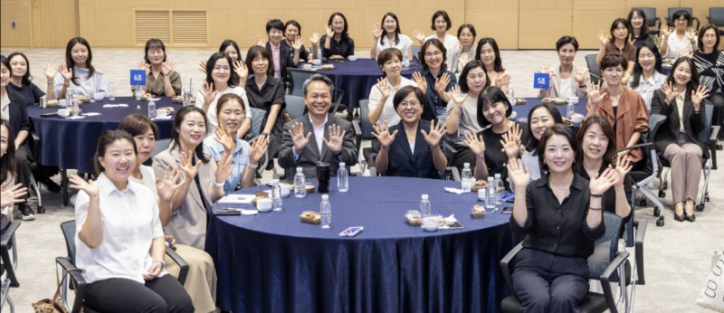 '신한 쉬어로즈(SHeroes)' 프로그램에 참석한 진옥동 회장과 여성 리더들이 기념촬영하는 모습./신한금융그룹