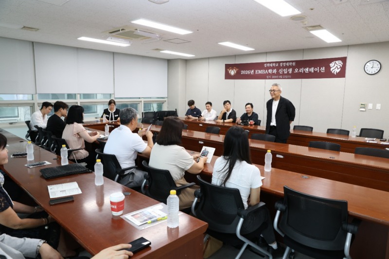 EMBA학과는 경희대학교 경영대학원내에 가장 많은 재학생이 있는 학과이다. (사진=신입생들에게 학교생활에 대해 설명 중인 강창동 학과장)