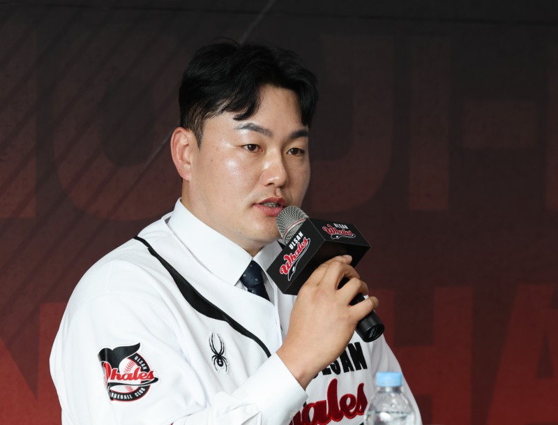 취재진 질문에 답하는 최지만. / 사진=연합뉴스
