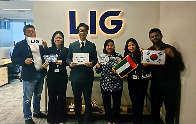 LIG넥스원 UAE사무소에서 근무하는 직원들이 기념촬영을 하고 있다. 사진= LIG D&A