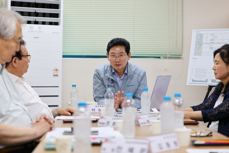이상일 용인특례시장은 28일 주민 민원 현장을 찾아 간담회를 진행했다. /용인시