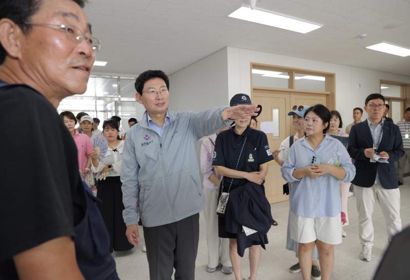 이상일 용인특례시장이 28일 기흥중학교를 방문해 학교 시설을 둘러보고 있다. /용인시