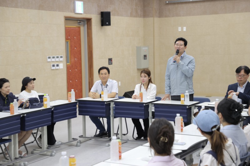 이상일 시장이 28일 기흥중학교를 방문해 청곡초등학교 학생, 학부모들과 교육환경 발전 방안에 대해 의견을 교환했다./용인시