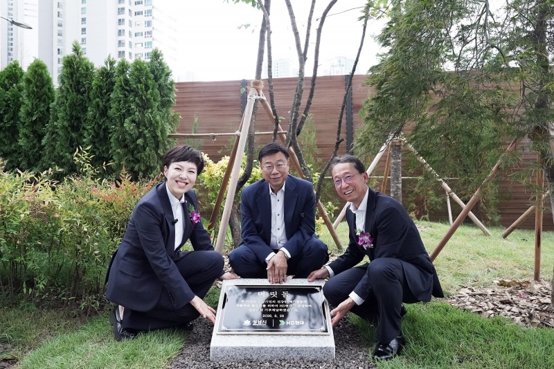 신상진 성남시장(가운데), 조영철 HD현대 부회장(오른쪽), 김은혜 국회의원이 28일 열린 ‘정자동 체육시설 개장식’에서 머릿돌을 배경으로 기념촬영을 하고 있다. /성남시