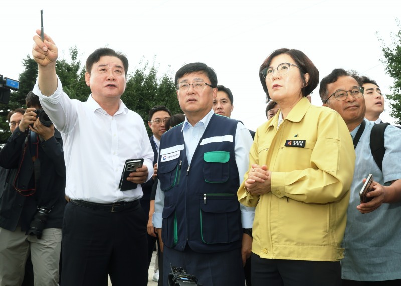 김보라 안성시장이 28일 김성환 기후에너지환경부 장관과 함께 지역 주요 현장을 방문,해결방안을 모색했다. /안성시