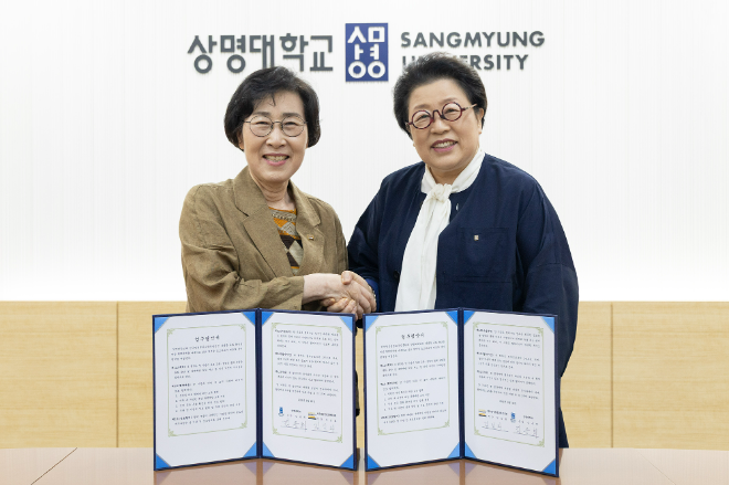 지난 28일, 상명대 서울캠퍼스에서 열린 업무협약식에서 김삼화 한국양성평등교육진흥원장(왼쪽)과 김종희 상명대 총장이 기념 촬영을 하고 있다. (사진제공=상명대)