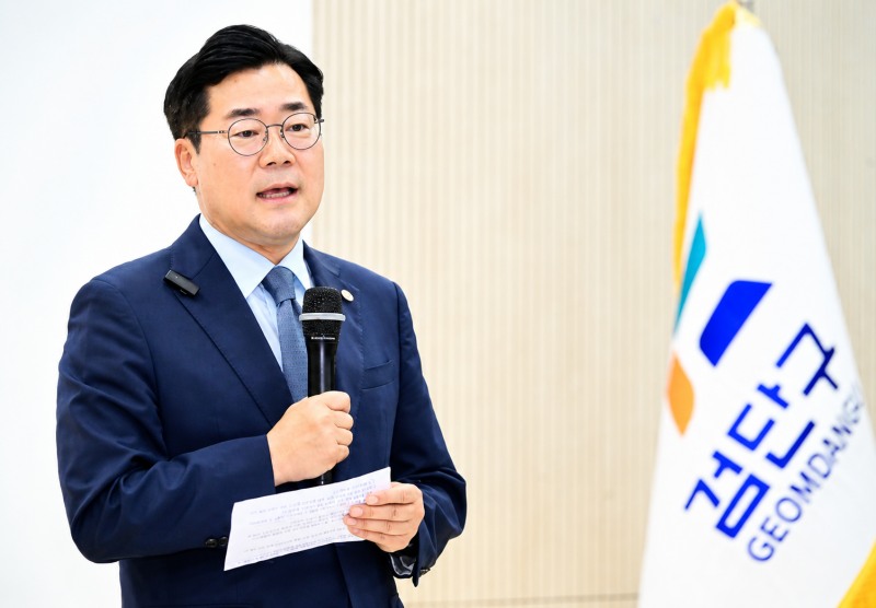 박찬대 인천시장이 29일 검단구청에서 열린 '지금 검단으로 갑니다' 인천 시민과의 대화에서 인사말을 하고 있다. /인천시