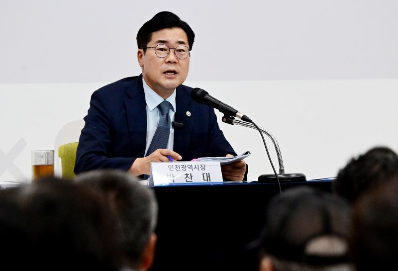 박찬대 인천시장이 29일 검단구청에서 열린 '지금 검단으로 갑니다' 인천 시민과의 대화에서 시민들의 건의사항에 답변하고 있다. /인천시