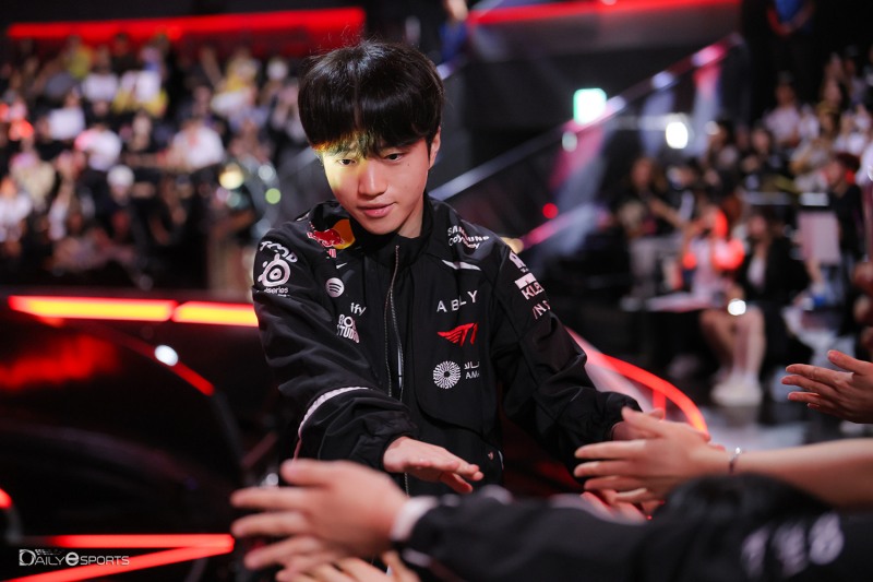 T1, BNK 3대2 격파...LCK PO 2R 진출