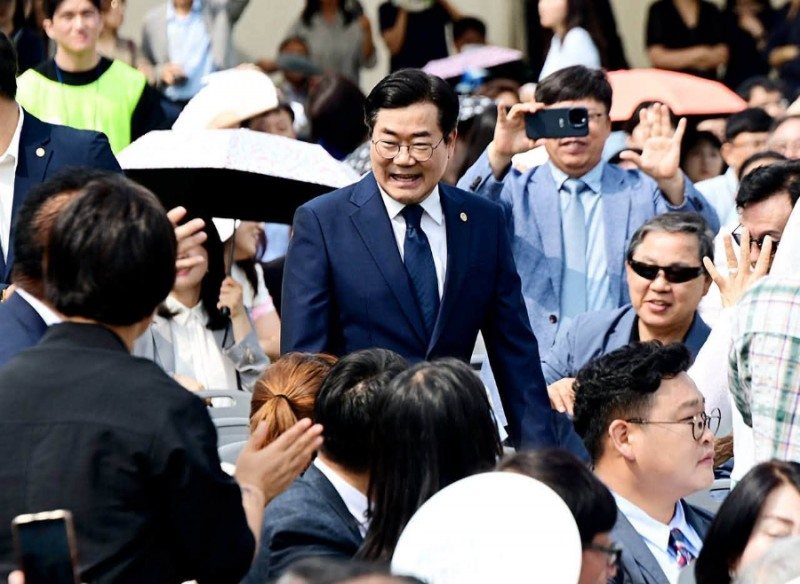 박찬대 인천시장이 시민들과 함께하고 있다. /인천시