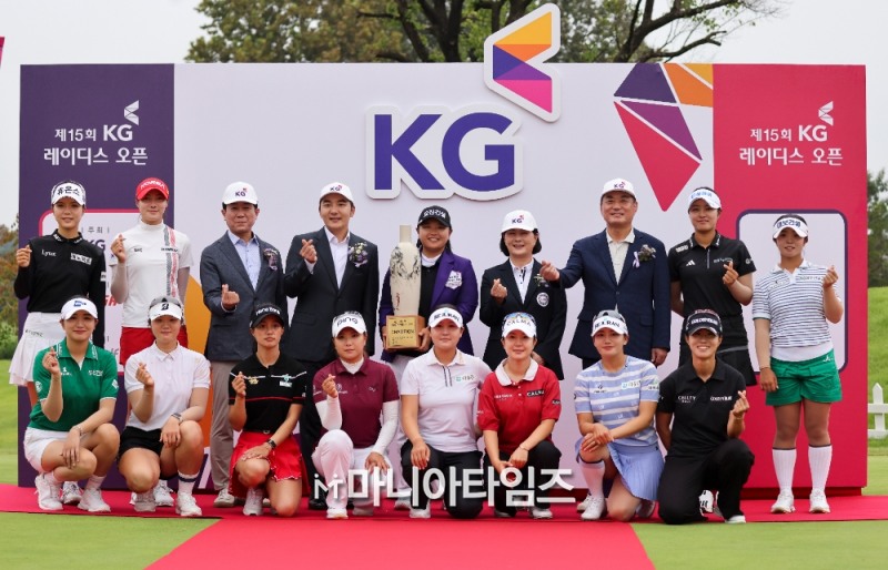 동료들과 기념 촬영 신다인 / 사진=마니아타임즈