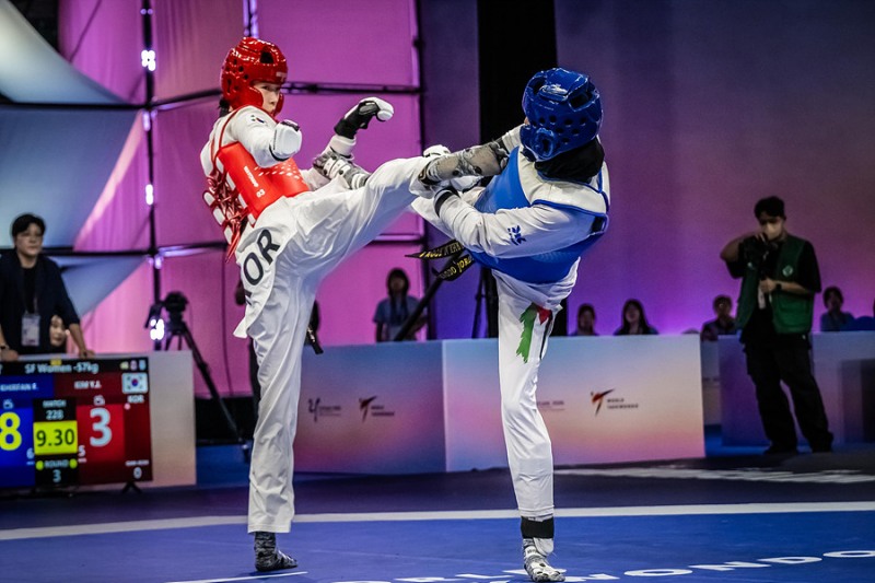 대회 준결승전을 치르는 김유진(왼쪽). / 사진=연합뉴스