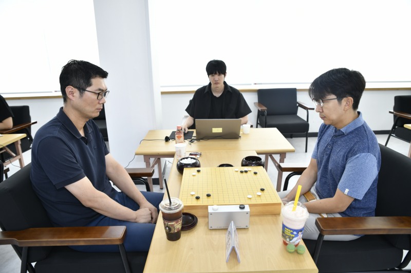 목진석(오른쪽)이 삼성화재배 시니어조 결승에서 한종진을 꺾고 본선에 올랐다. / 사진=연합뉴스