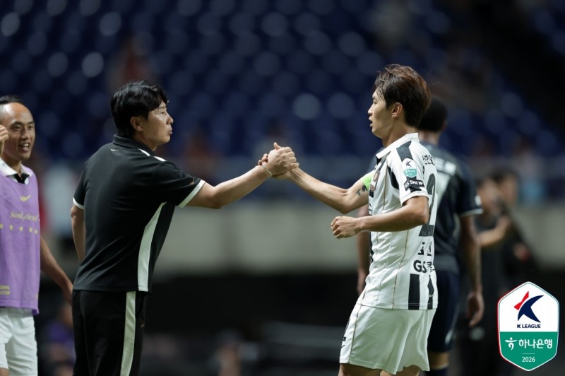 김기동 감독과 득점 자축하는 서울의 김진수(오른쪽). / 사진=연합뉴스