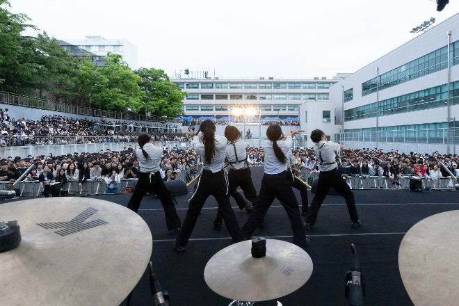 지난 5월 상명대 대학축제에서 다채로운 프로그램과 함께 캠퍼스의 정취를 즐기는 학생들. (사진제공=상명대)