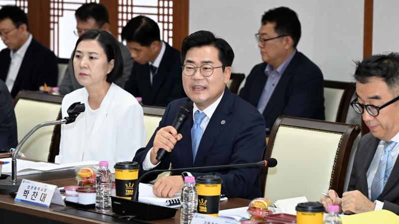 박찬대 인천시장이 31일 시청 장미홀에서 열린 '더불어민주당 인천시당-인천시 당정협의회'에서 인사말을 하고 있다./인천시