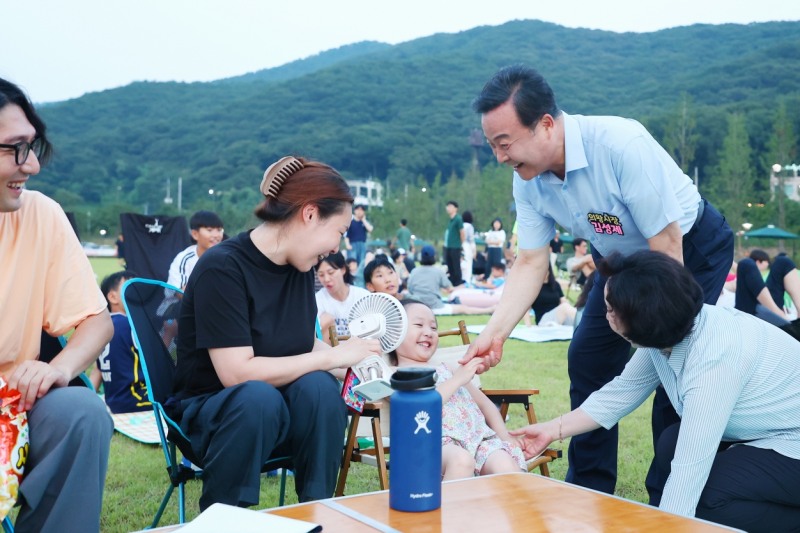 지난해 돗자리 영화관 참석자들과 김성제 의왕시장이 대화를 나누고 있다. 의왕시