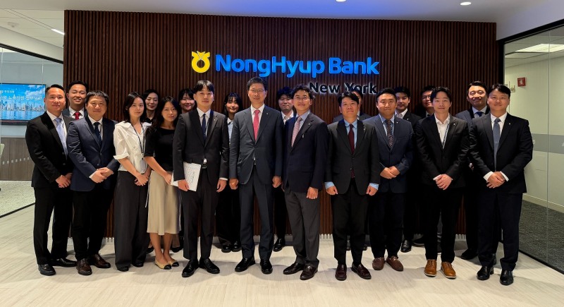 NH농협은행 강태영 행장(가운데)은 지난 28일(현지시간) 농협은행 뉴욕지점을 찾아 직원들과 사업현황을 공유하고 영업현장을 살폈다./NH농협은행