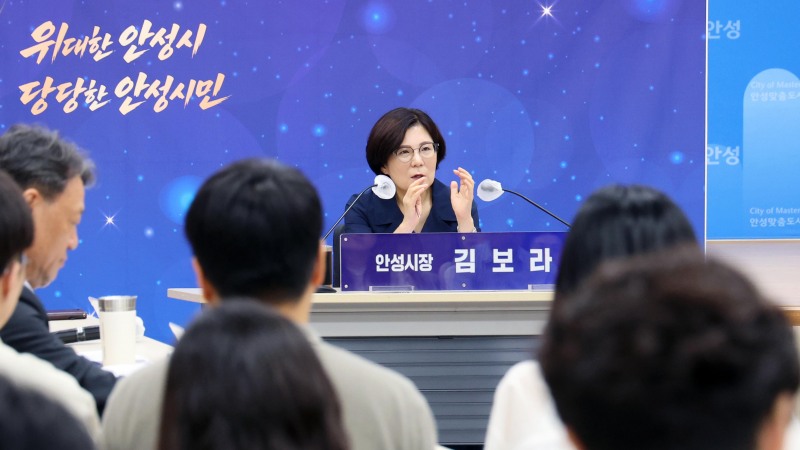김보라 안성시장이 31일 시청 본관 4층 대회의실에서 열린'2027년 주요업무 추진계획 보고회’엣 발언을 하고있다. /안성시