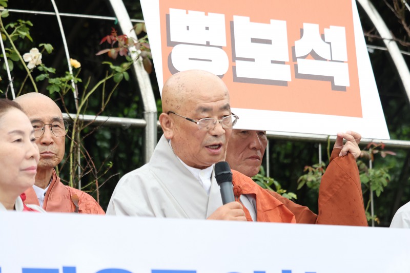 민주주의와 종교자유를 위한 공동연대가 31일 서울중앙지방법원 앞에서 3차 기자회견을 진행한 가운데, 세계불교법왕청 평화재단 동신사 주지 동산스님이 발제하고 있다. / 사진 제공: 민주주의와 종교자유를 위한 공동연대