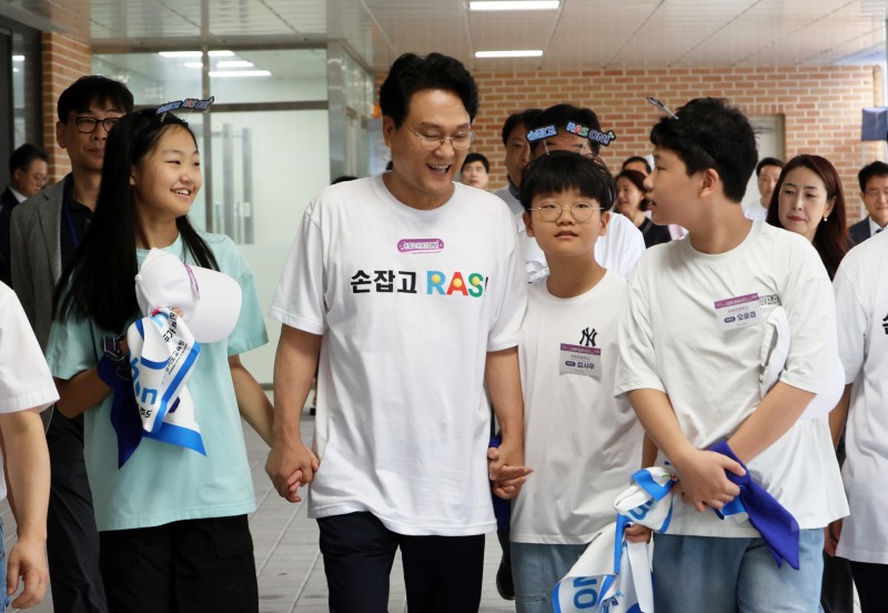 안민석 경기도교육감이 31일 학생들과 함께 하고있다. /경기도교육청