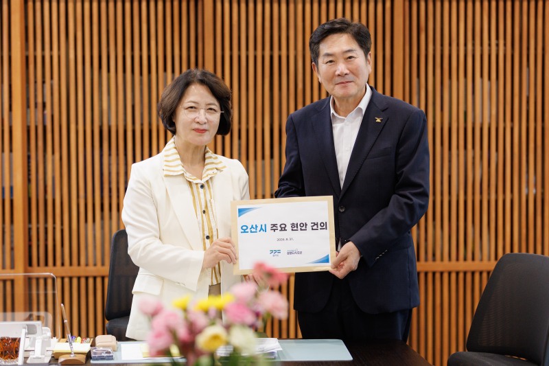 추미애 경기도지사와 조용호 오산시장이 함께 하고있다. /오산시