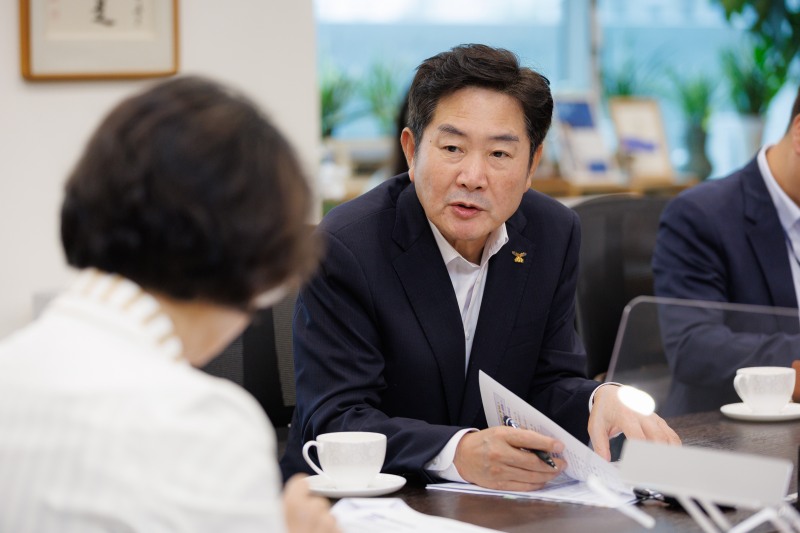 조용호 오산시장이 추미애 경기조지사에게 지역 현안 해결 지원을 요청했다. /오산시