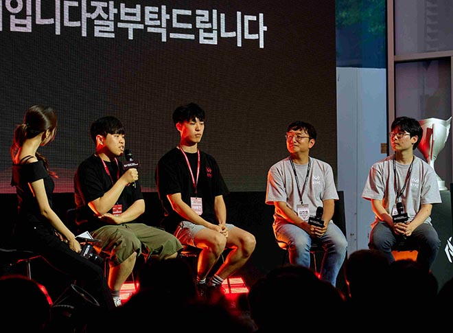 마스터 트랙 대상(문화체육관광부 장관상)을 받은 '안녕하세요민이입니다잘부탁드립니다'팀(김학건∙이태민)이 인터뷰를 하고 있다. 사진 제공: 넥슨